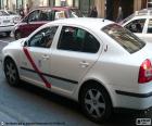 Taksi Madrid, beyaz, kırmızı bant kapı ve "TAKSİ" işareti ile